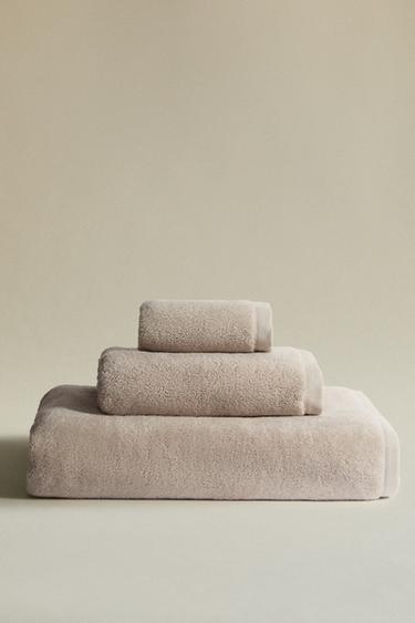 EXTRA SOFT COTTON BATH TOWEL (700 GXM²) - Light beige by Zara