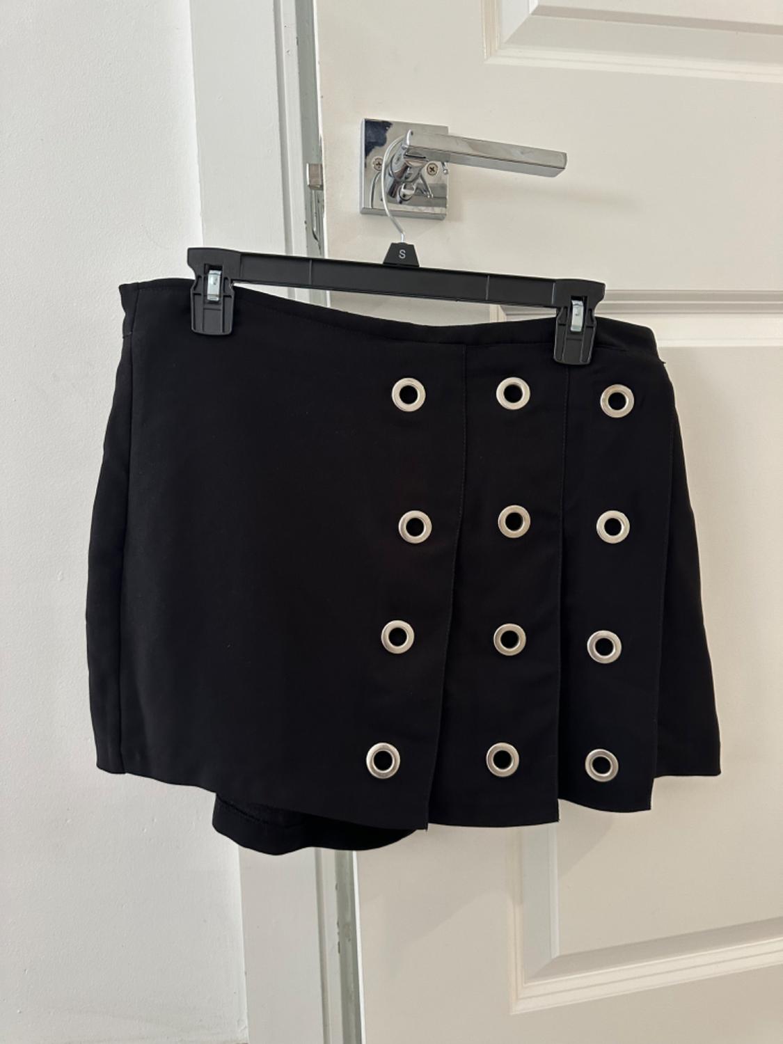 EYELET TRIM MINI SKORT