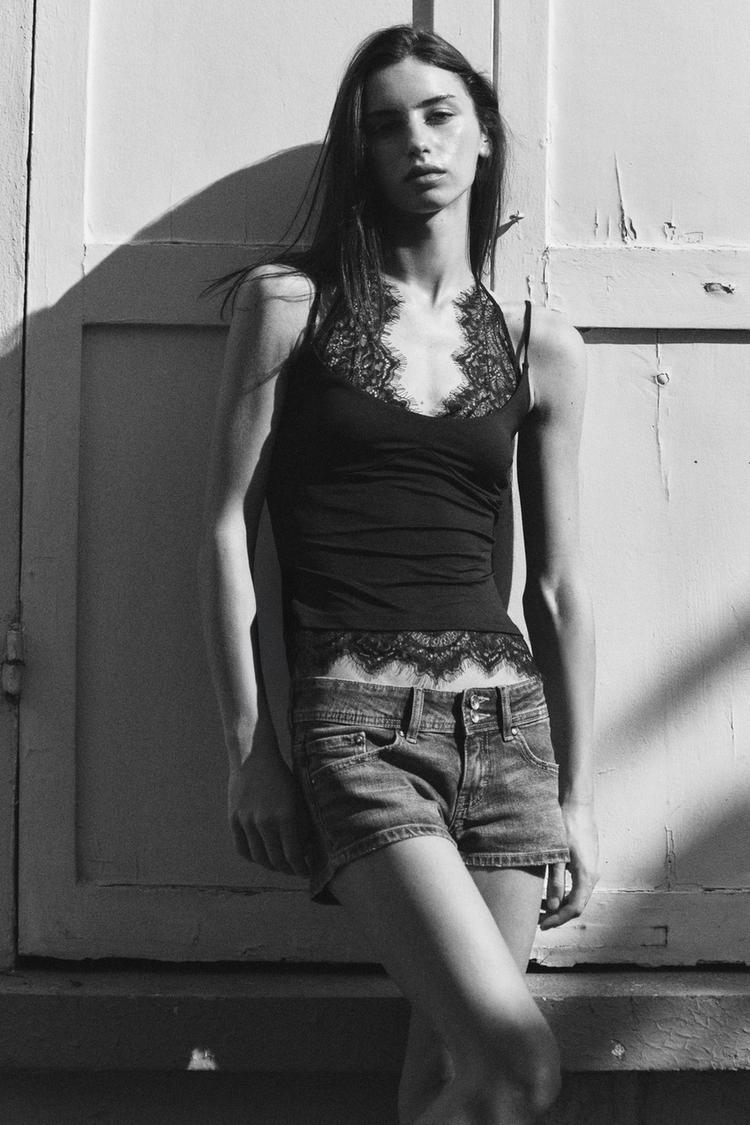 Top halter con borde de encaje 3