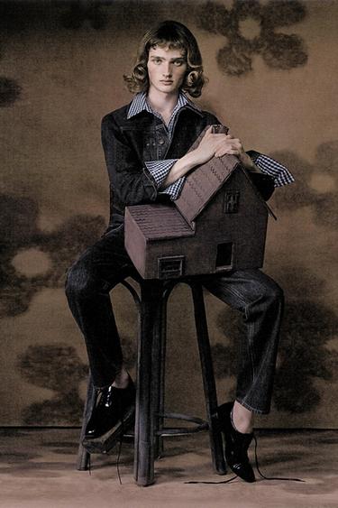 CROPPED DENIM JACK MET NADEN EN PLOOIEN - DONKERBRUIN van Zara