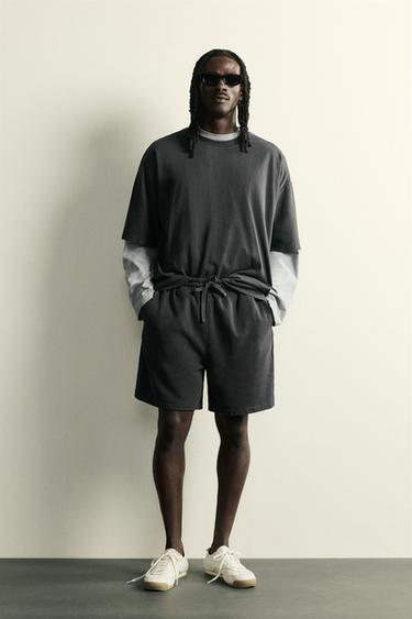 تيشرت بيزك مغسول RELAXED FIT - أنثراسيت داكن الخاص بـ Zara