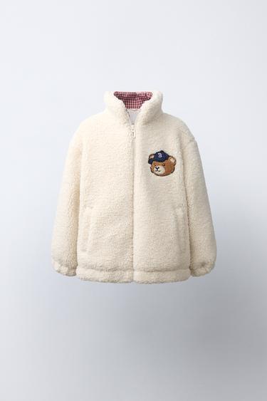 КУРТКА ИЗ ИСКУССТВЕННОЙ ОВЧИНЫ С ВЫШИВКОЙ «МЕДВЕДЬ» — ЭКРЮ от Zara — изображение 0
