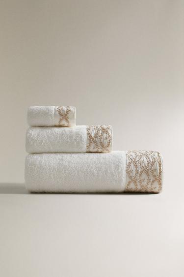 BATH TOWEL WITH LEAF EMBROIDERY APPLIQUÉ - Gold by Zara