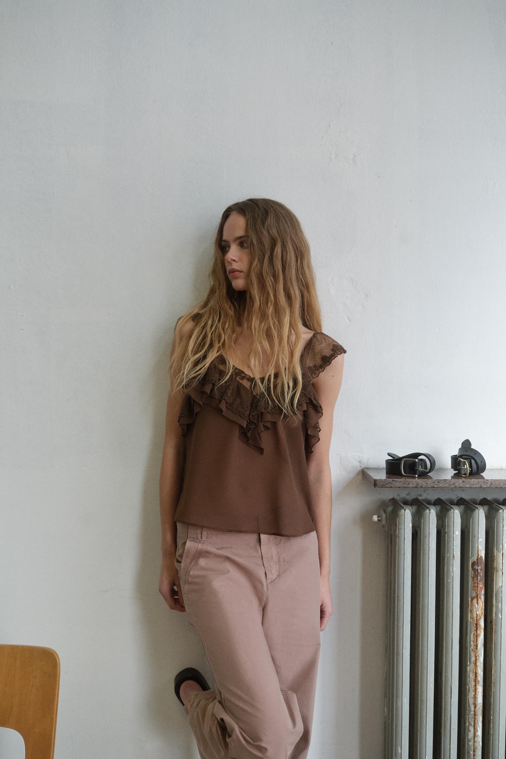 RUFFLED EMBROIDERED TOP