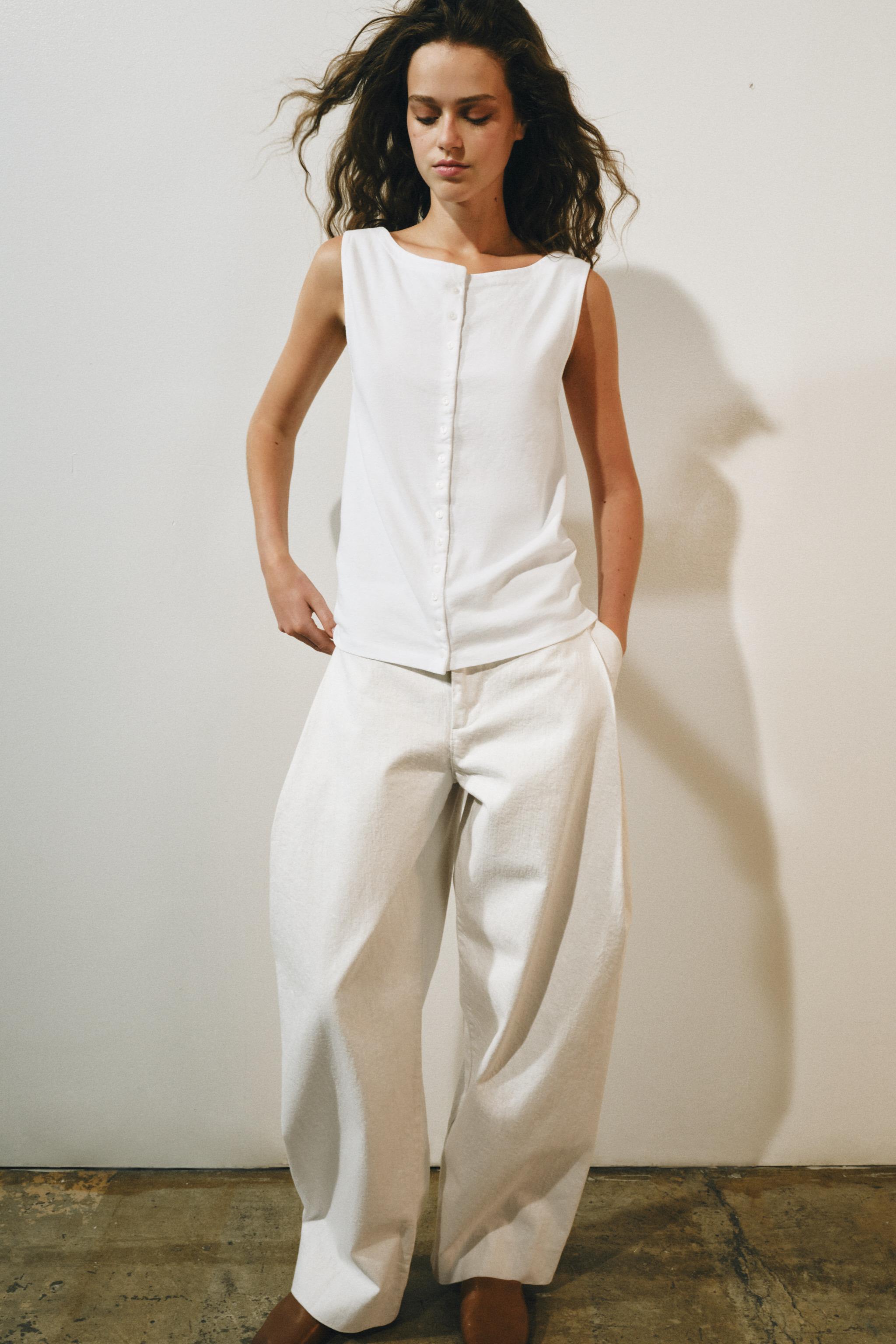 BUTTONED SLEEVELESS TOP