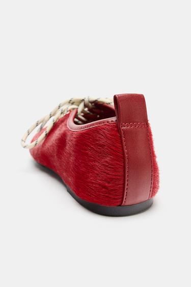 BALLERINES EN CUIR EFFET FOURRURE - Rouge de Zara - Image 5