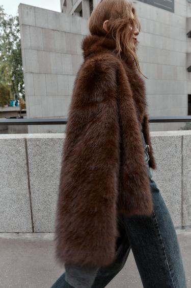 VESTE RÉVERSIBLE DOUBLE FACE EFFET FOURRURE - Marron foncé de Zara - Image 7