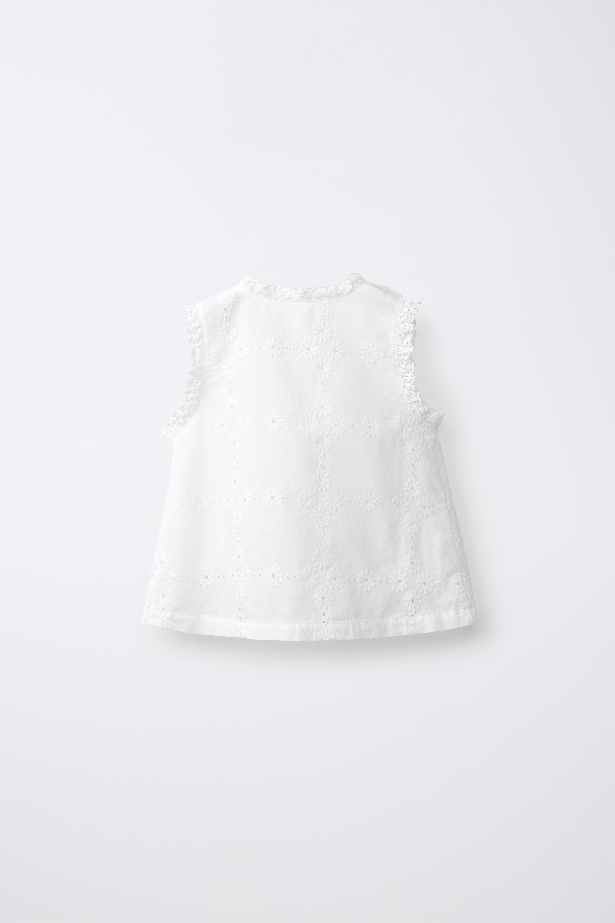 BLOUSE BRODÉE ET DENTELLE