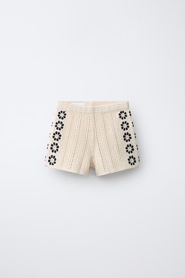 KNIT BERMUDA SHORTS WITH CROCHET FLOWERS - Ecru by Zara