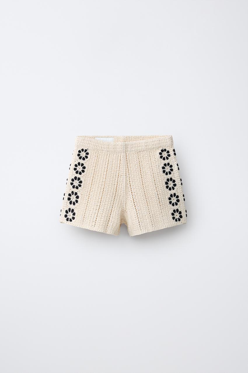 SHORT EN MAILLE AVEC DÉTAIL EN CROCHET SHORT EN MAILLE AVEC DÉTAIL EN CROCHET