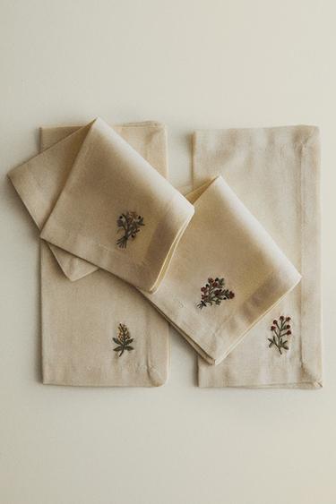 PAKKE MED BRODEREDE BLOMSTERSERVIETTER (PAKKE MED 4) - råhvid fra Zara