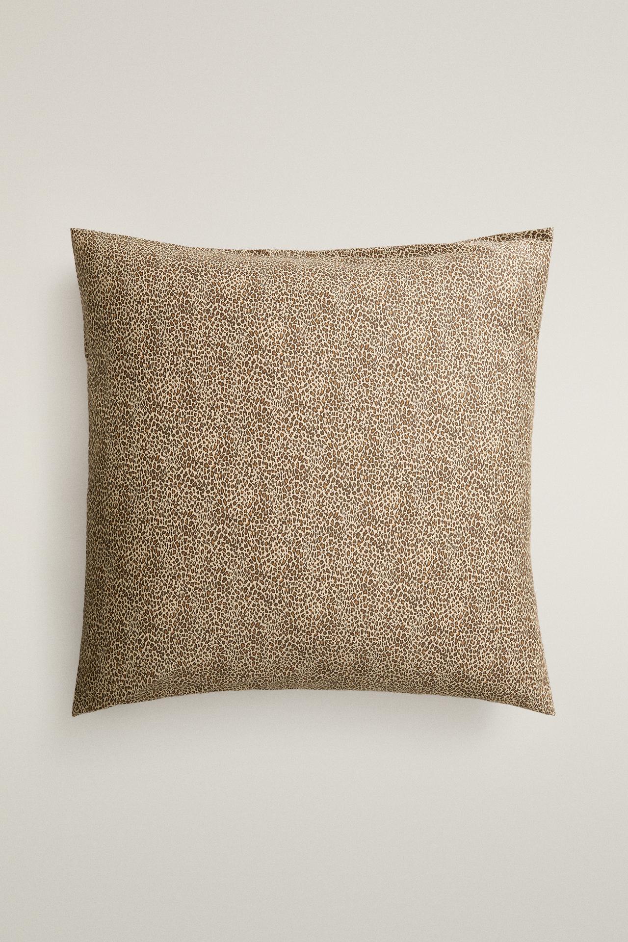 GIRAFFE SATEEN PILLOWCASE (300 THREAD COUNT) — Beige