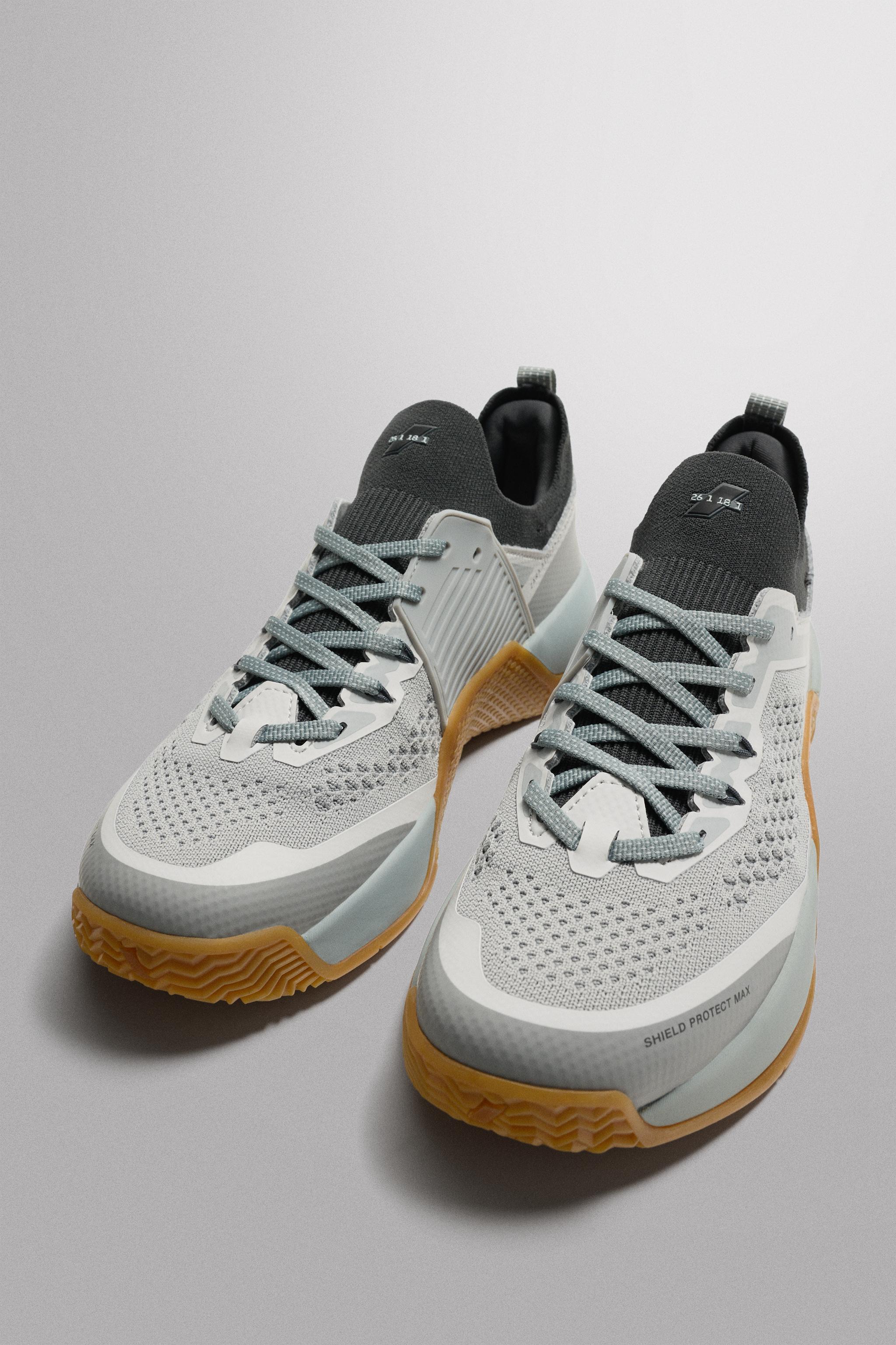 TRAINING SNEAKERS