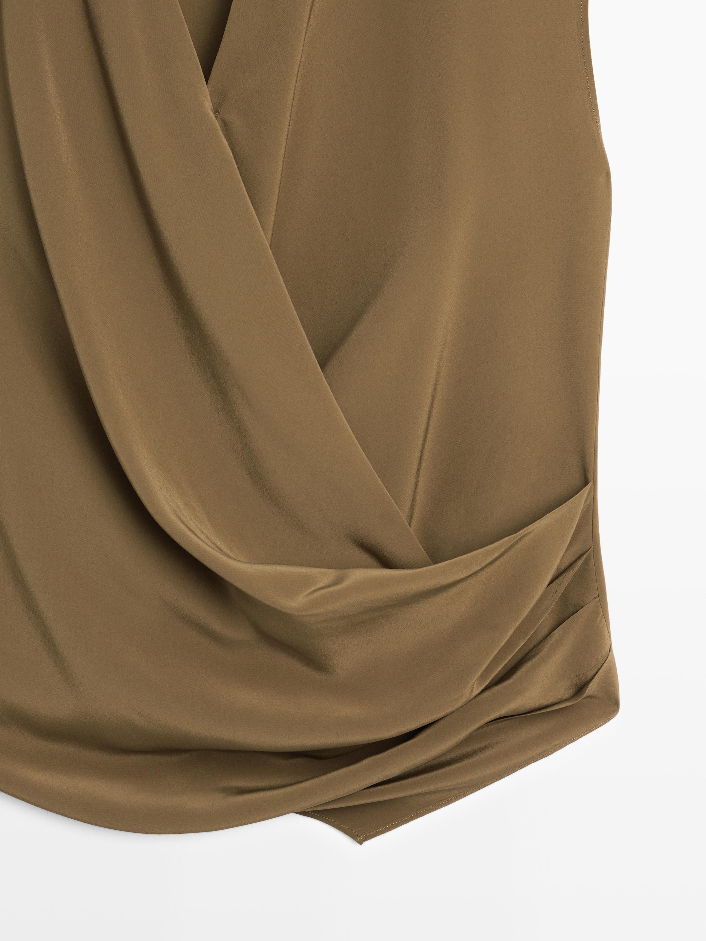 Total look flowing draped top