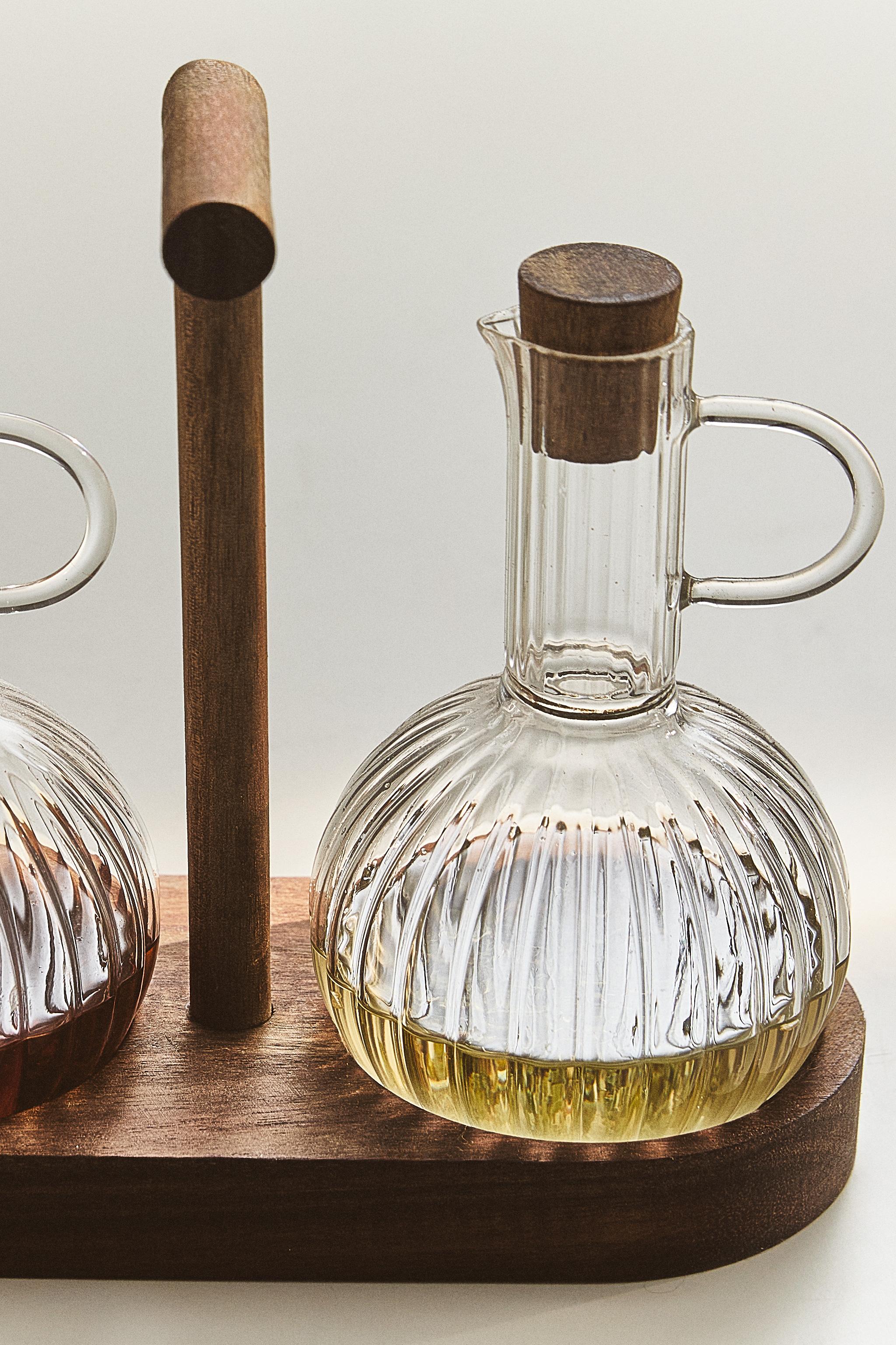 BOROSILICATE GLASS AND WOOD CRUET SET