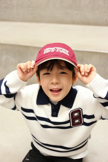 GORRA VARSITY TEXTO BORDADO - Burgundy de Zara