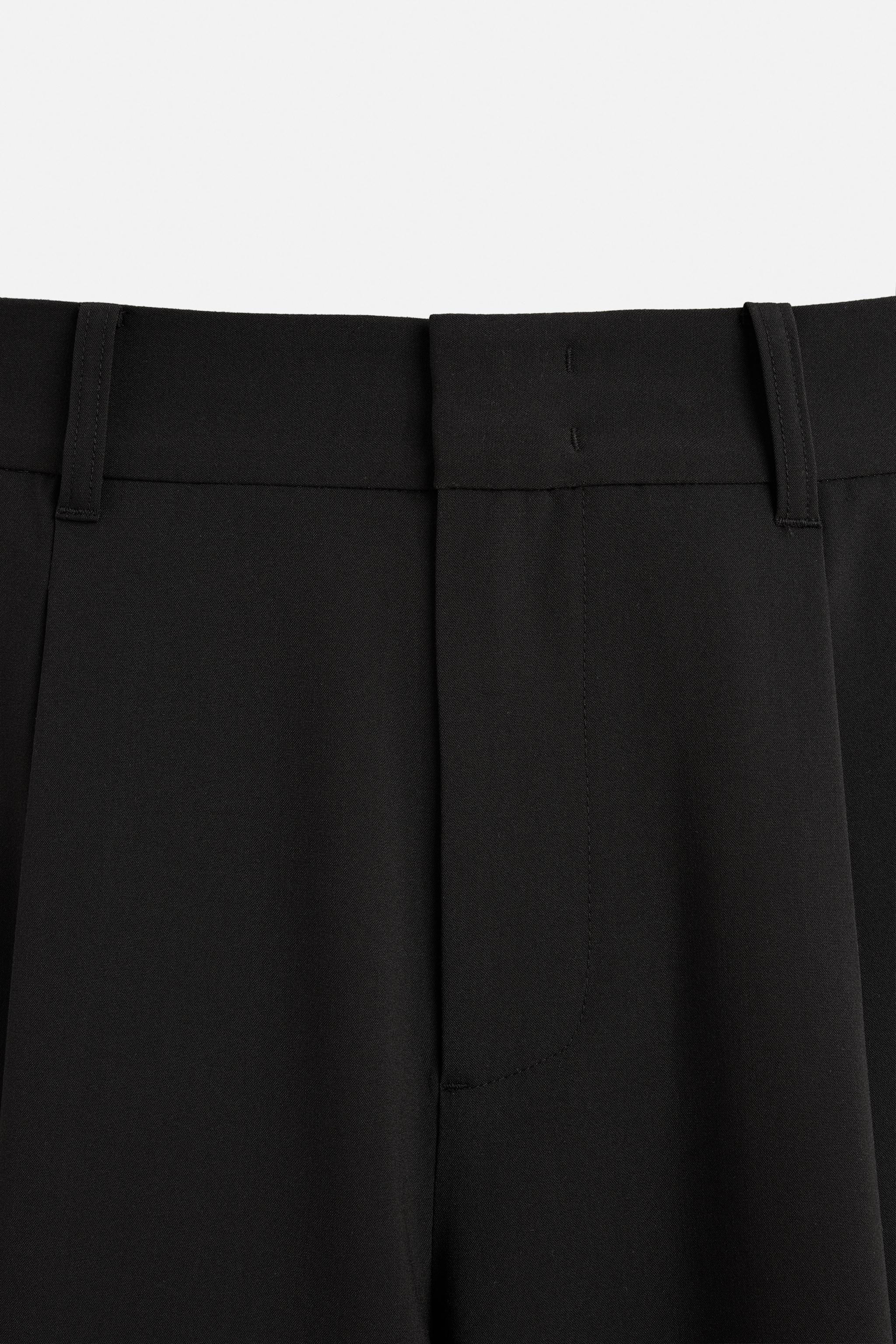RELAXED FIT PLEATED SHORTS
