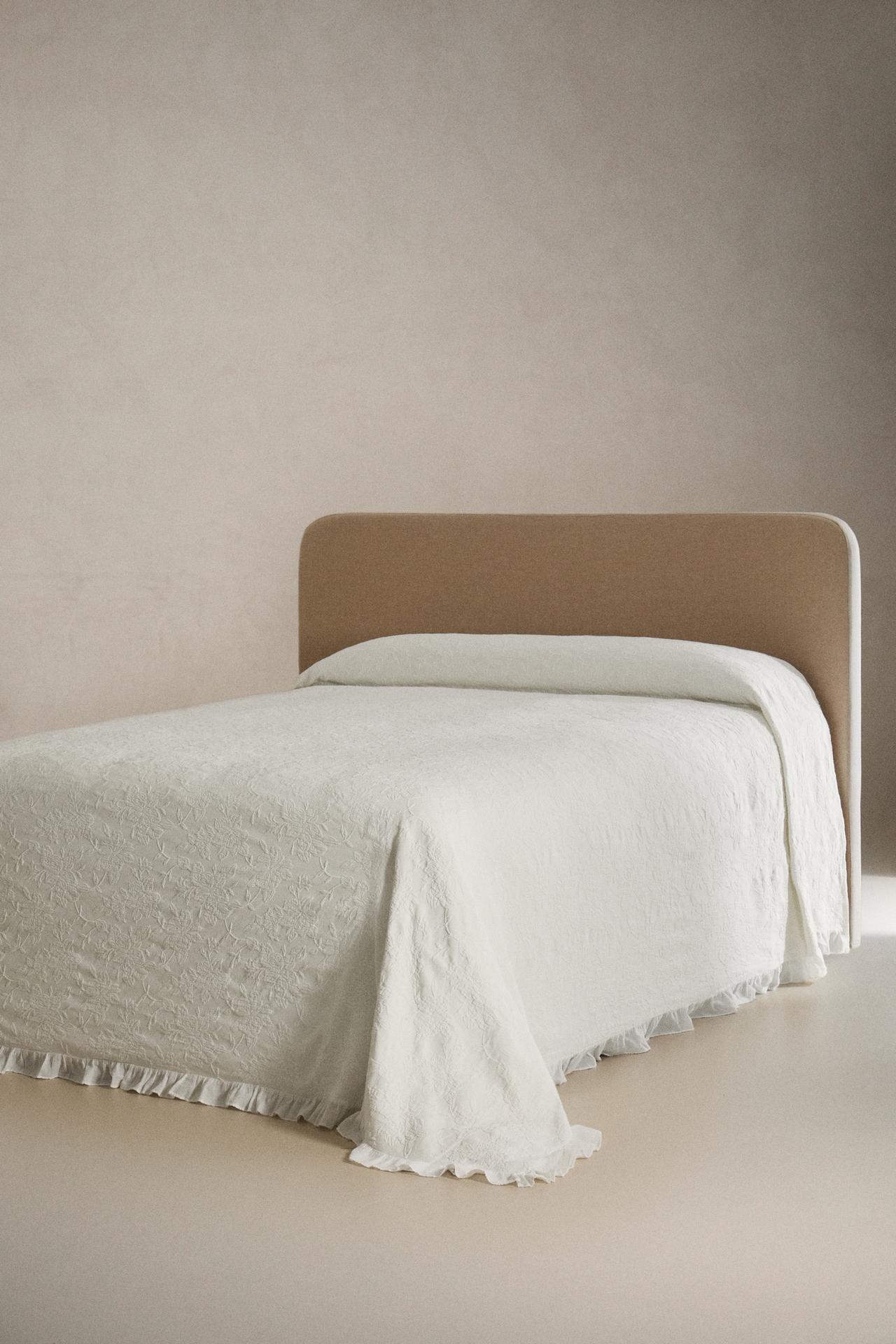 JACQUARD BEDSPREAD WITH RUFFLES — Ecru
