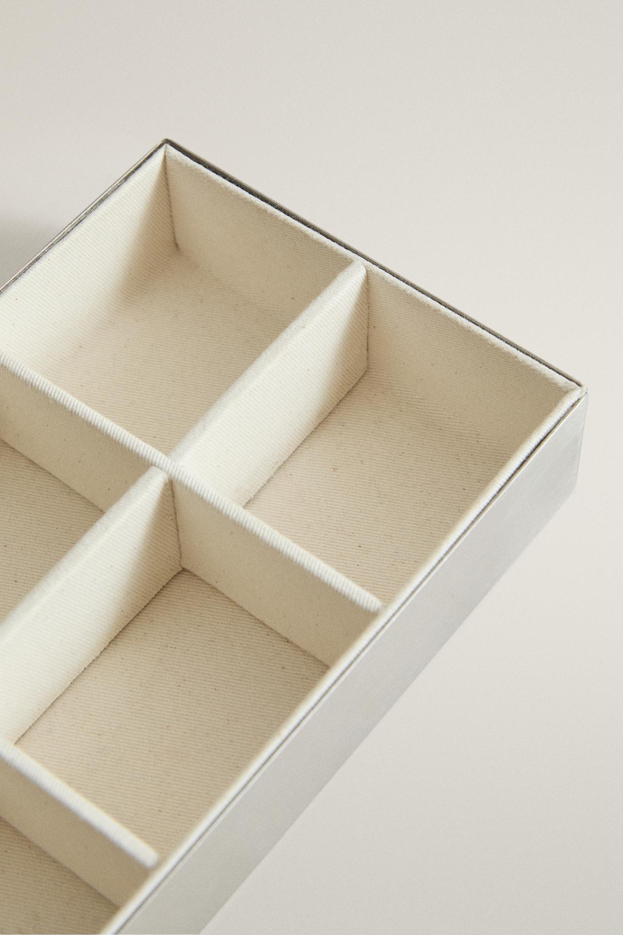 JEWELRY ORGANIZER WITH DIVIDERS — Silver