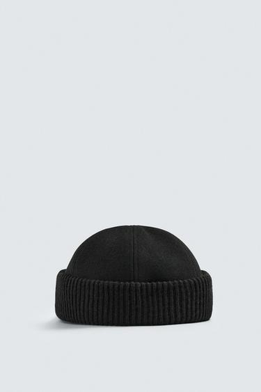 CONTRAST SHORT BEANIE - Black by Zara