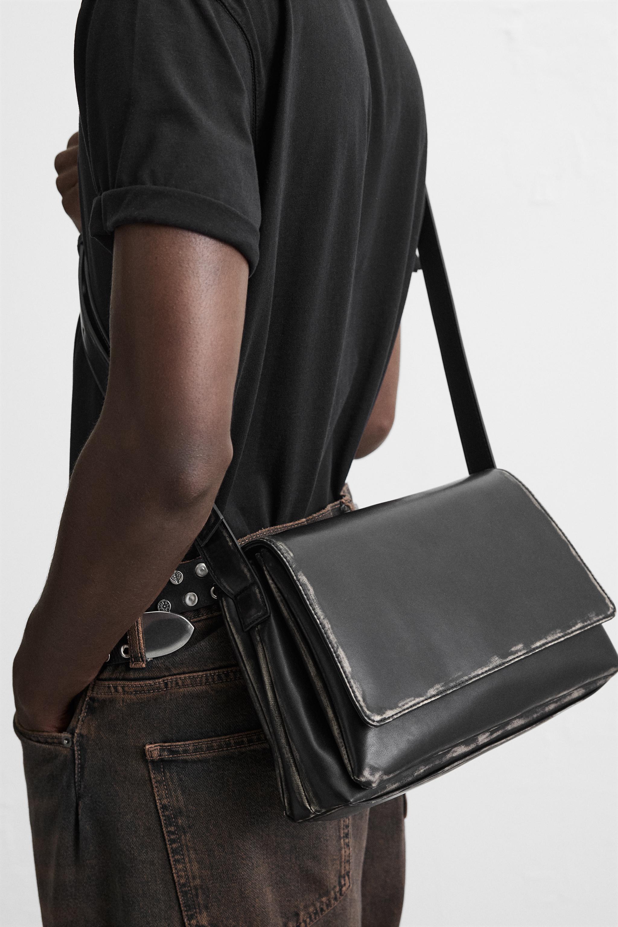 【ZARA】ジップ クロスボディバッグ ZARA - ZARA フラップ＆ジッパー クロスボディバッグの通販 by