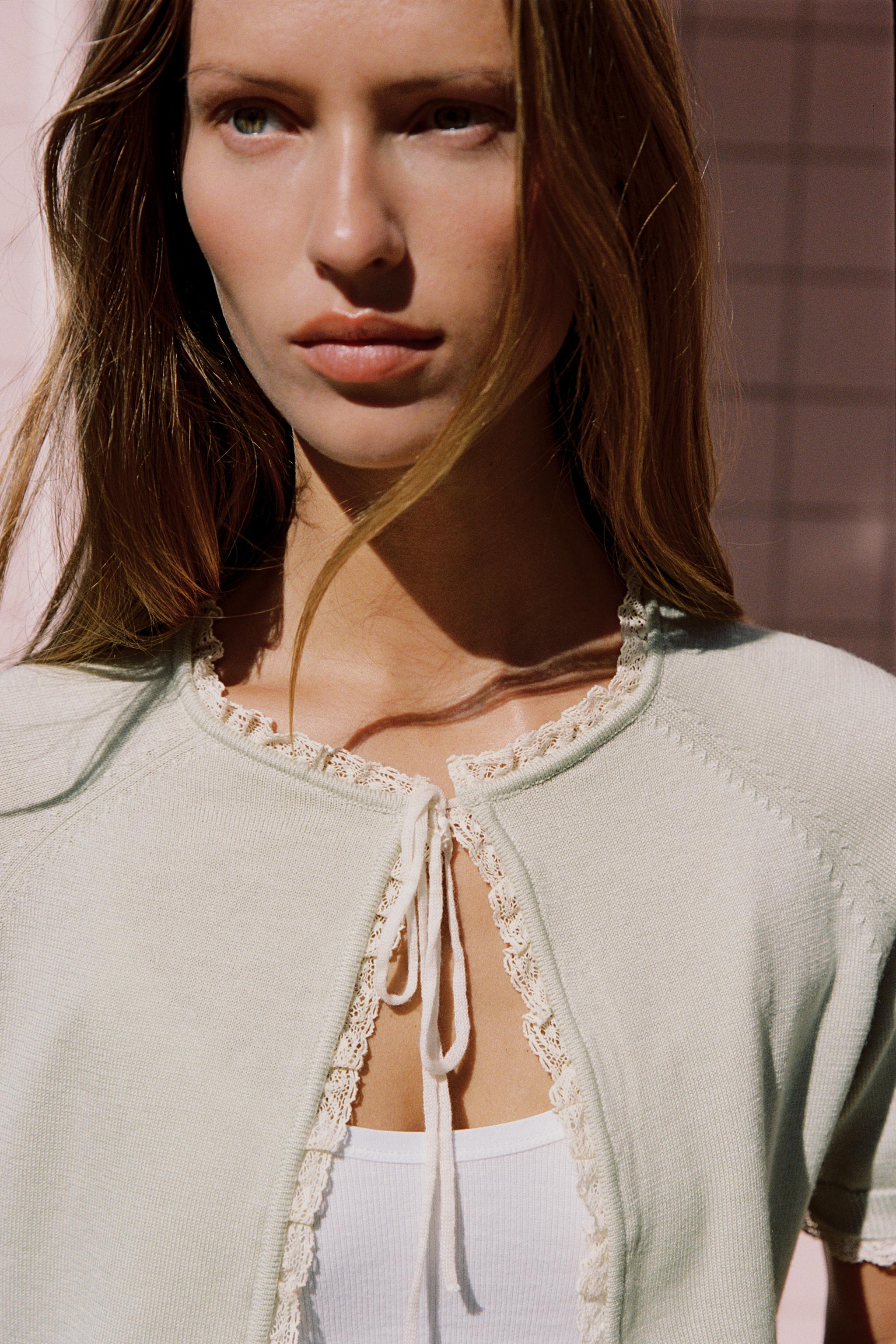 GILET EN MAILLE AVEC NŒUD ET DENTELLE