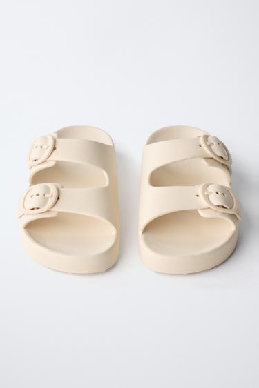 SANDALES EN CAOUTCHOUC À BOUCLES - Blanc écru de Zara - Image 3