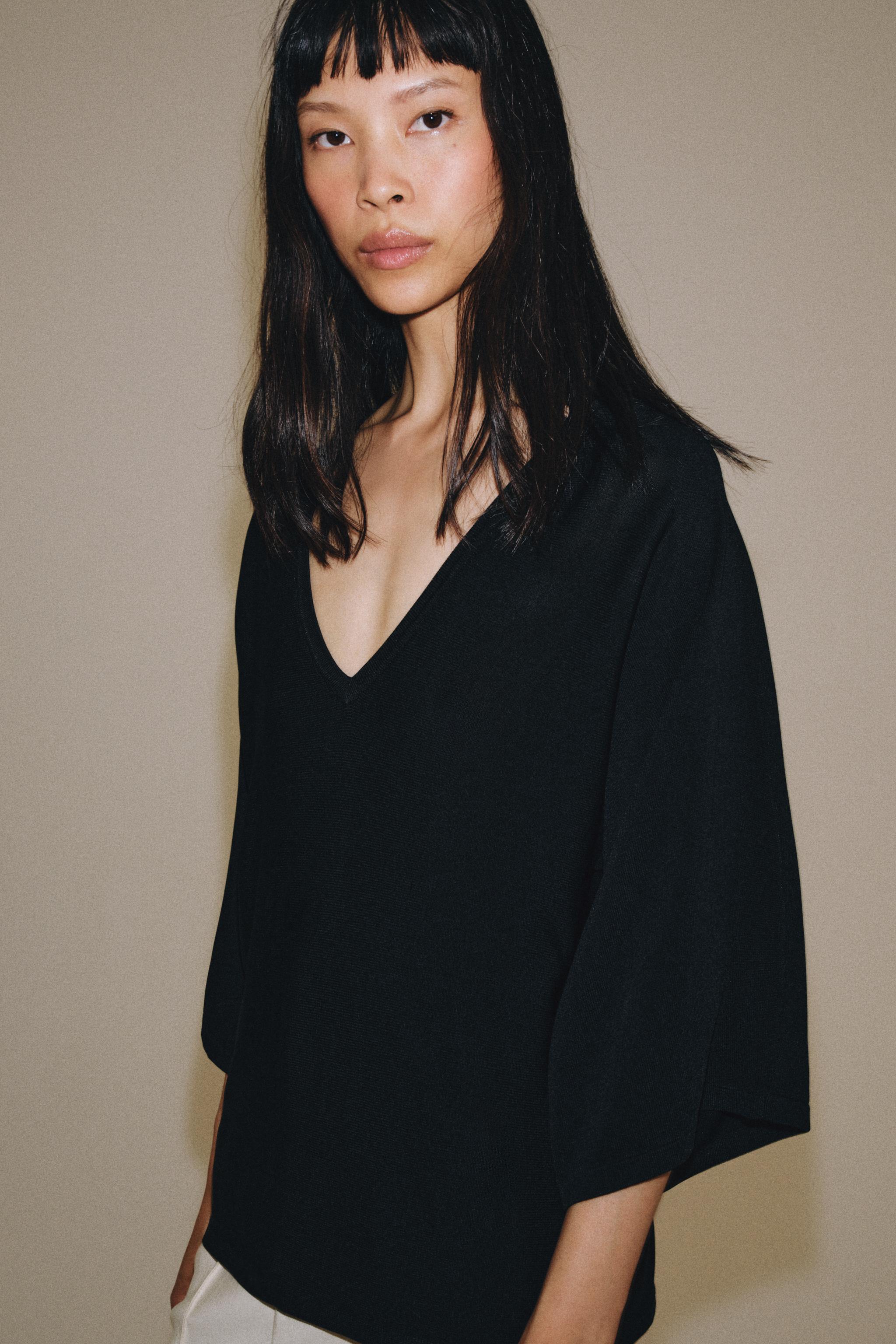 FLOWY V-NECK KNIT TOP — Black