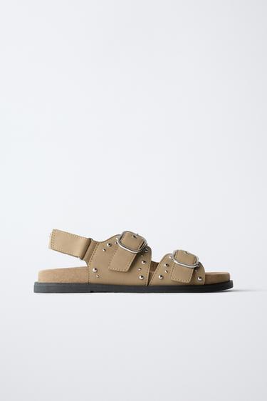 SANDÁLIA COM FIVELAS E TACHAS - Marrom da Zara