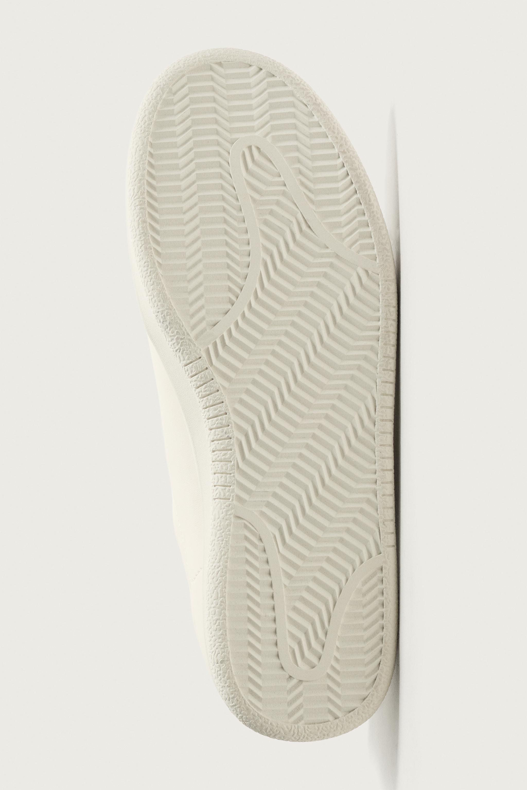RETRO STYLE SNEAKERS