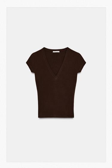 PLAYERA ESCOTE PICO - Marrón de Zara