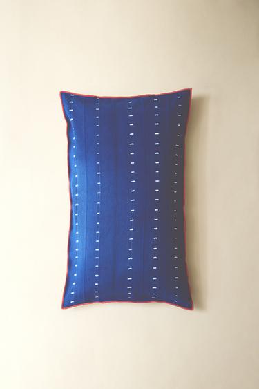 Zara PAMUČNA UKRASNA JASTUČNICA S TIE-DYE UZORKOM I PORUBOM X TENSIRA – Plava