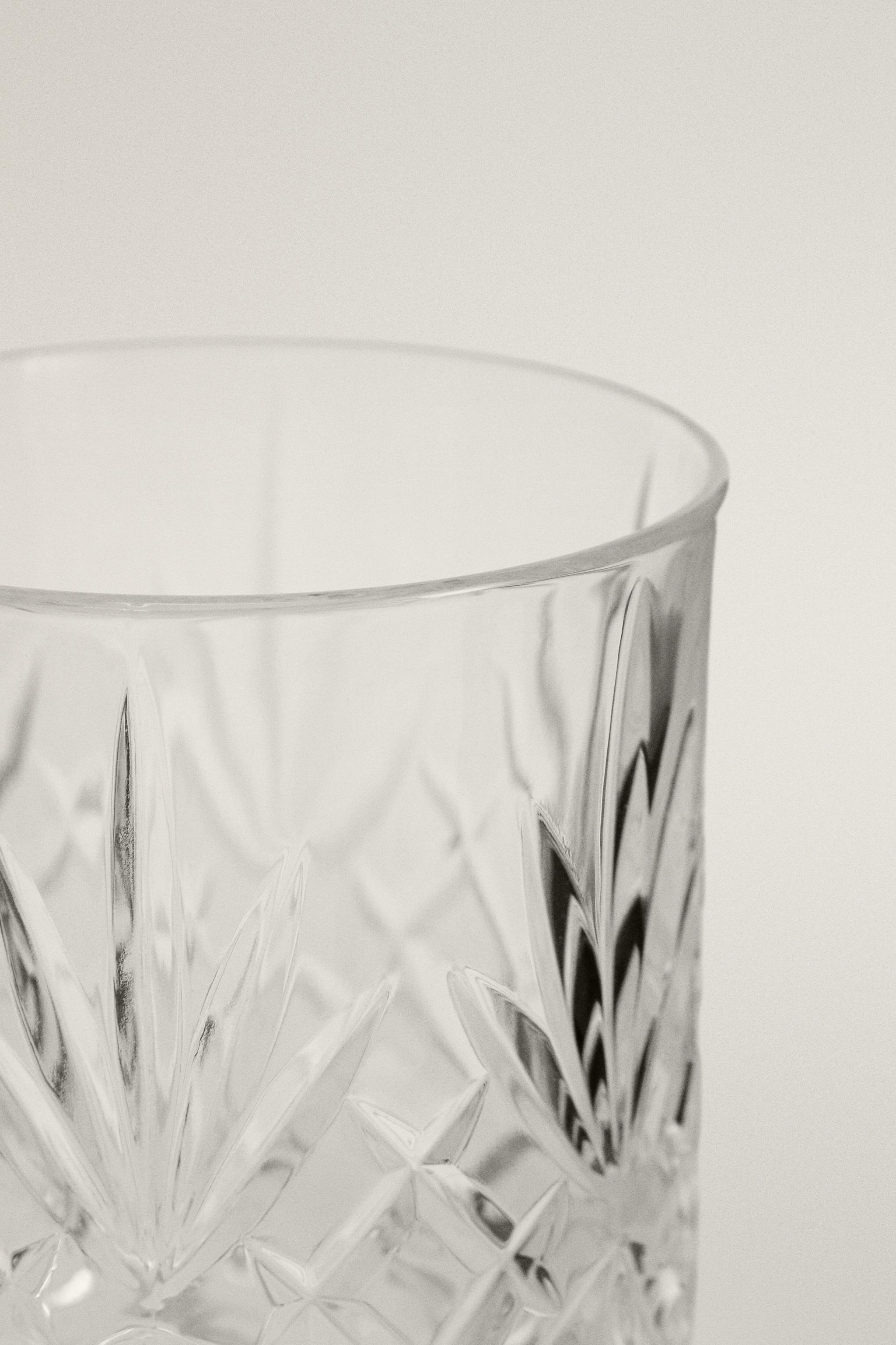 CRYSTALLINE TUMBLER WITH RAISED DESIGN