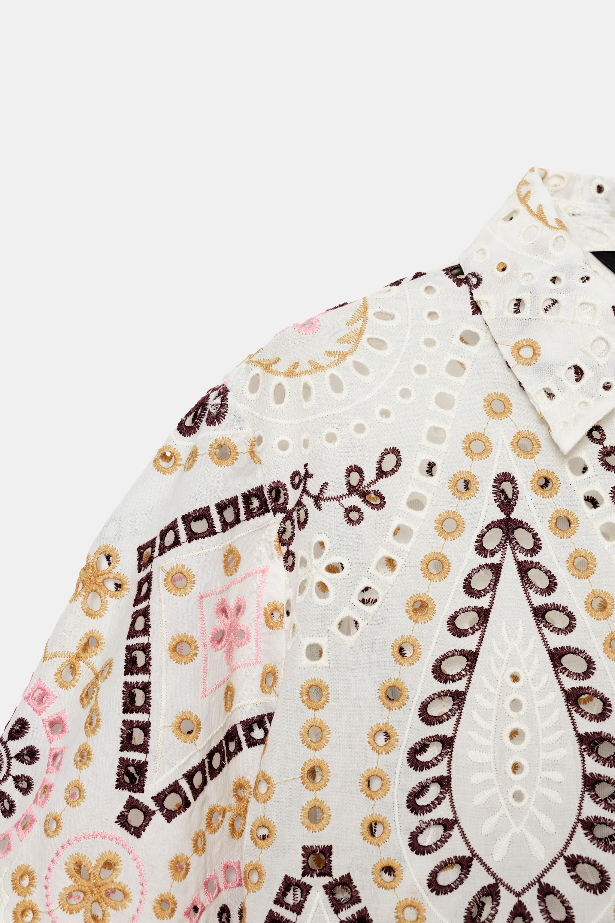CHEMISE COURTE À MANCHES COURTES ET BRODERIES PERFORÉES