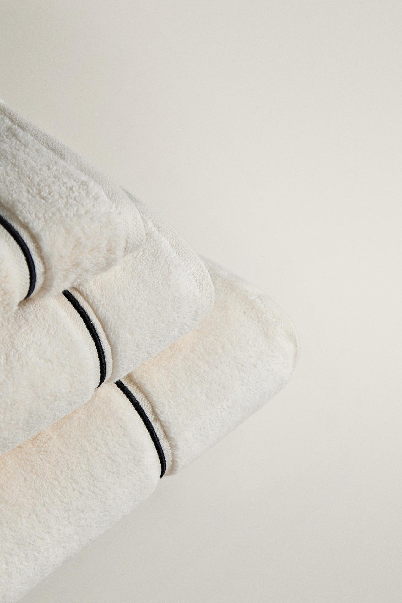 SCALLOPED EMBROIDERED BATH TOWEL — Ecru / Black