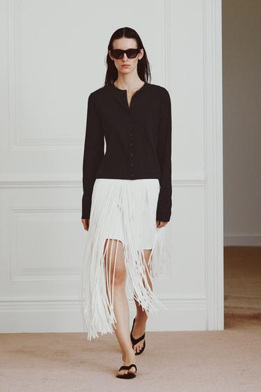 T-SHIRT AUS 100% BAUMWOLLE MIT KNÖPFEN - Schwarz von Zara