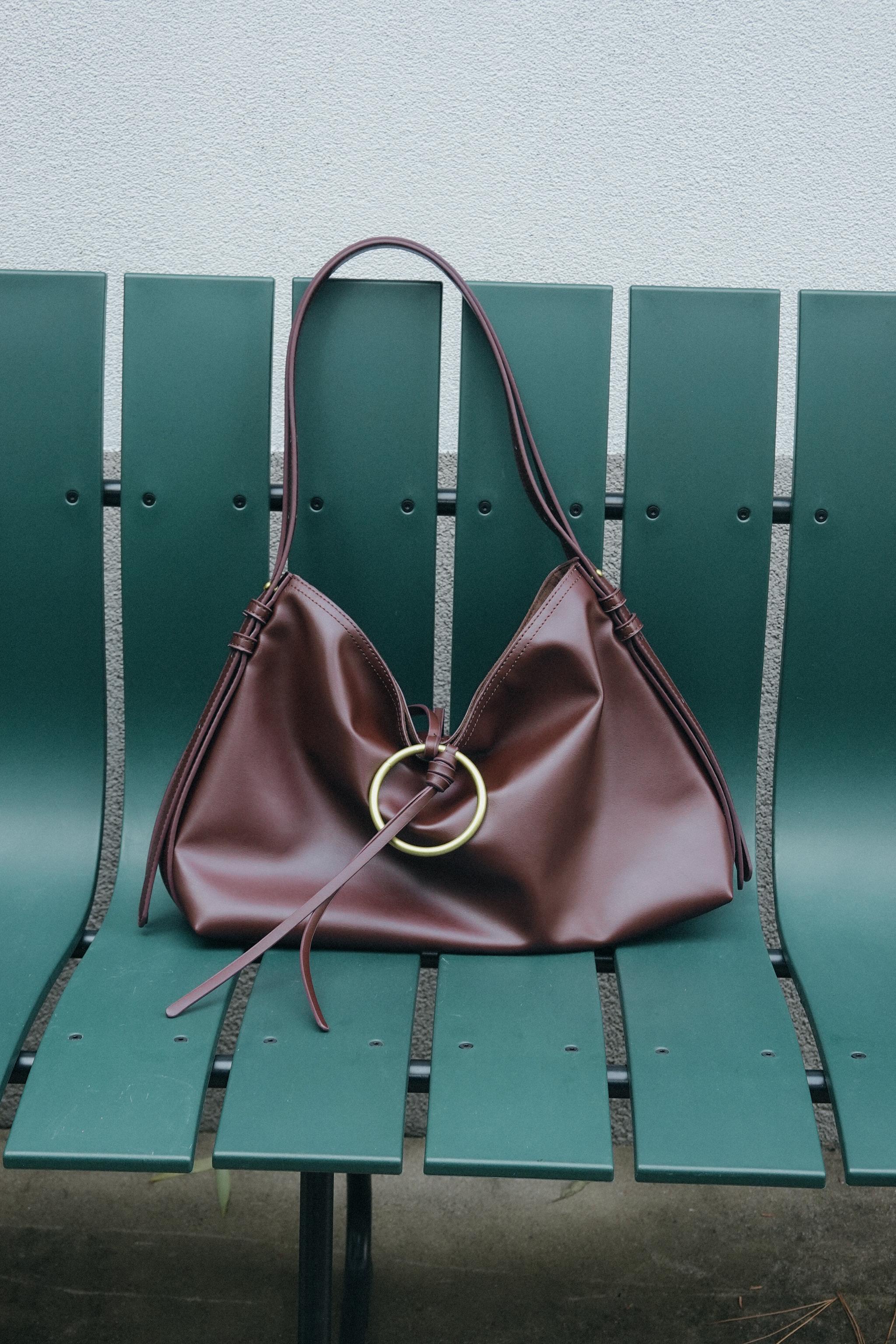 メタルディテールショルダーバッグ - ボルドー | ZARA Japan / 日本