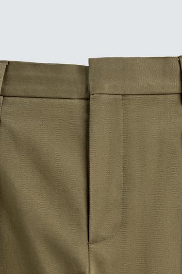 PANTALON CHINO À PLIS AARON LEVINE X ZARA - Kaki de Zara - Image 8