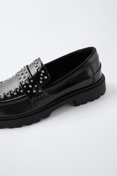 MOCASSINS CLOUTÉS - Noir de Zara - Image 2