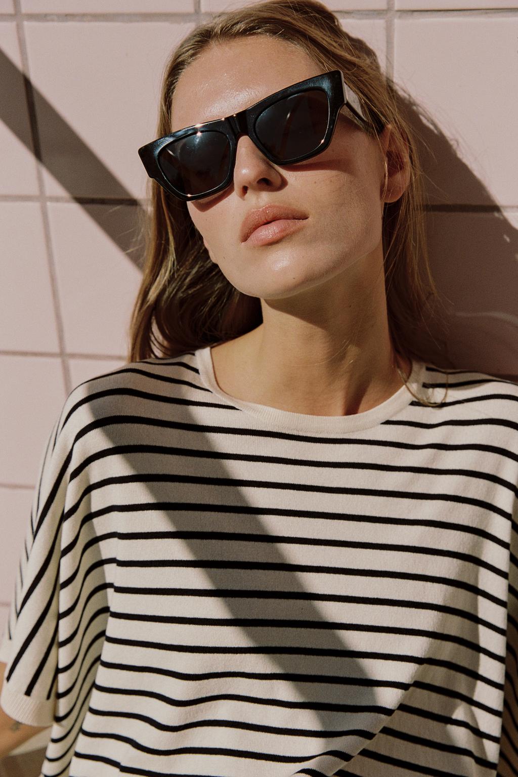 WIDE SHORT SLEEVE KNIT TOP