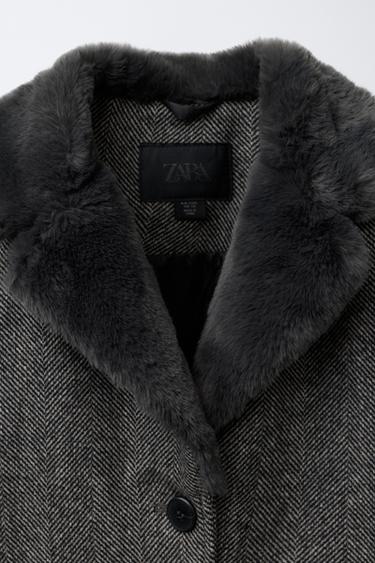 MANTEAU À CHEVRONS AVEC COL EFFET FOURRURE - Noir / Écru de Zara - Image 6