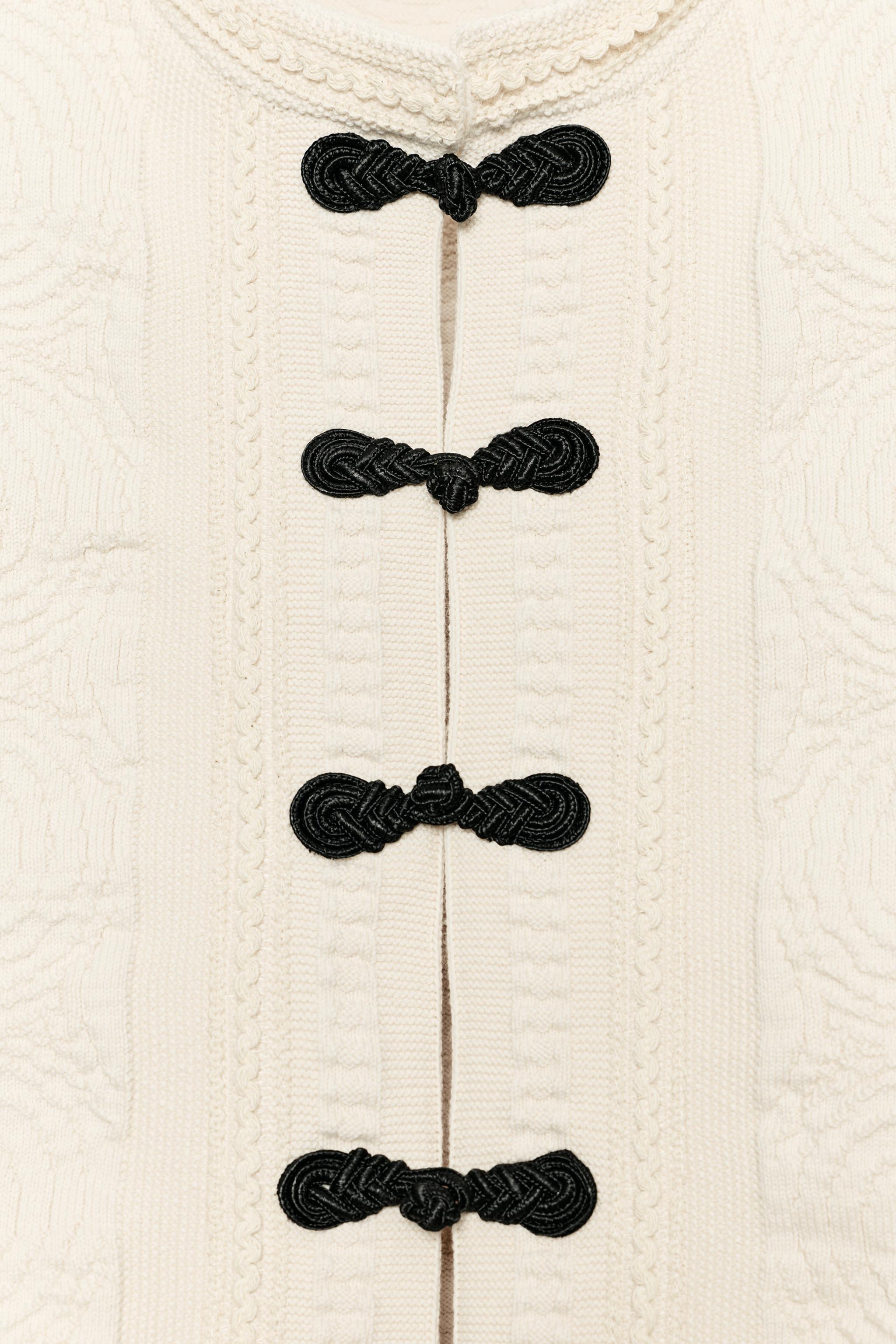 Женские жилеты Zara CONTRASTING FROG FASTENING KNIT VEST — фото 8