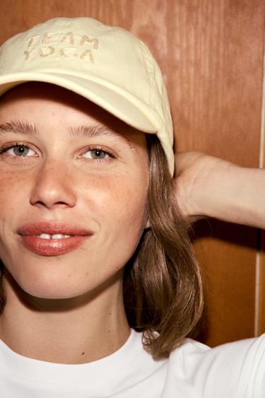 CASQUETTE SERGÉ INSCRIPTION CHIEN - Jaune clair de Zara - Image 1