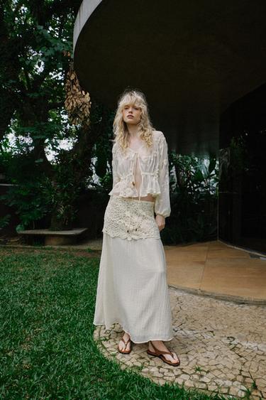 SEMI-TRANSPARENT BLUSE MED BRODERI - lys beig fra Zara