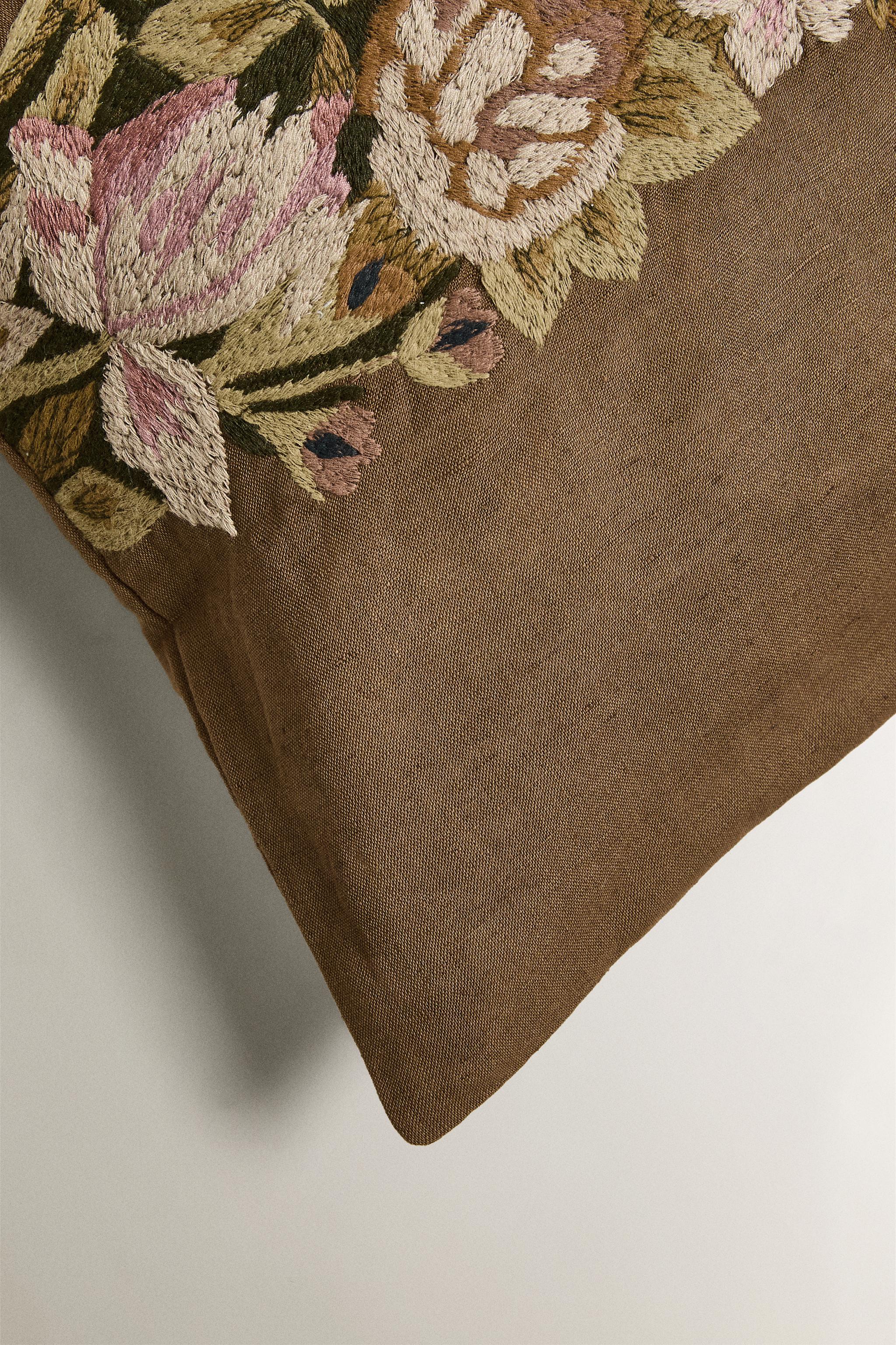 HOUSSE DE COUSSIN BRODÉE