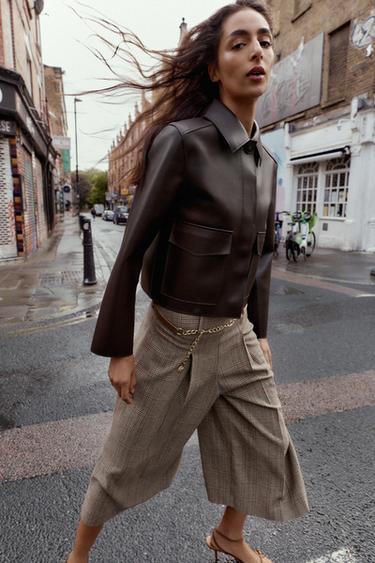 VESTE COURTE EN MATIÈRE SYNTHÉTIQUE - Bordeaux de Zara - Image 1