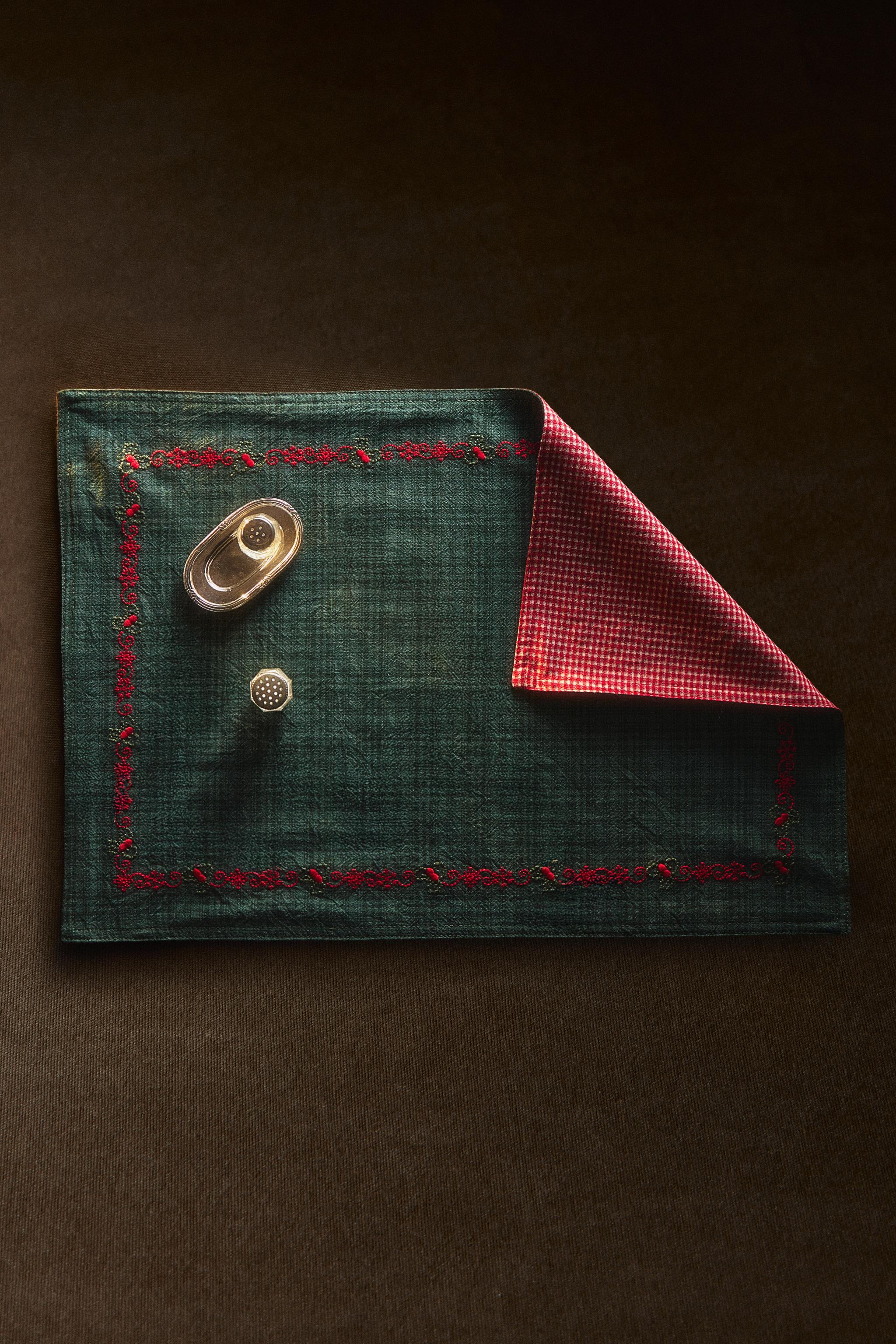 CHRISTMAS EMBROIDERED CHECK PLACEMAT