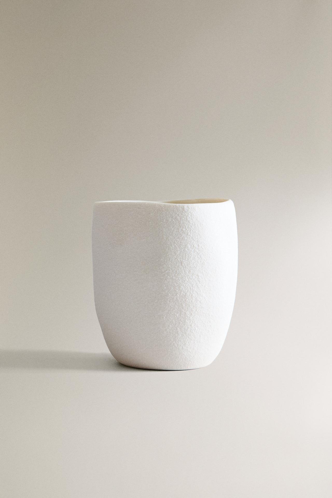 TEXTURED CERAMIC TOOTHBRUSH TUMBLER — White