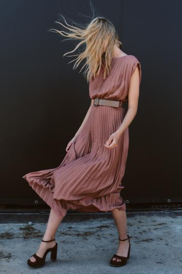 ПЛАТЬЕ С ПЛИССИРОВКОЙ И ПОЯСОМ — МАРСАЛА от Zara — изображение 0