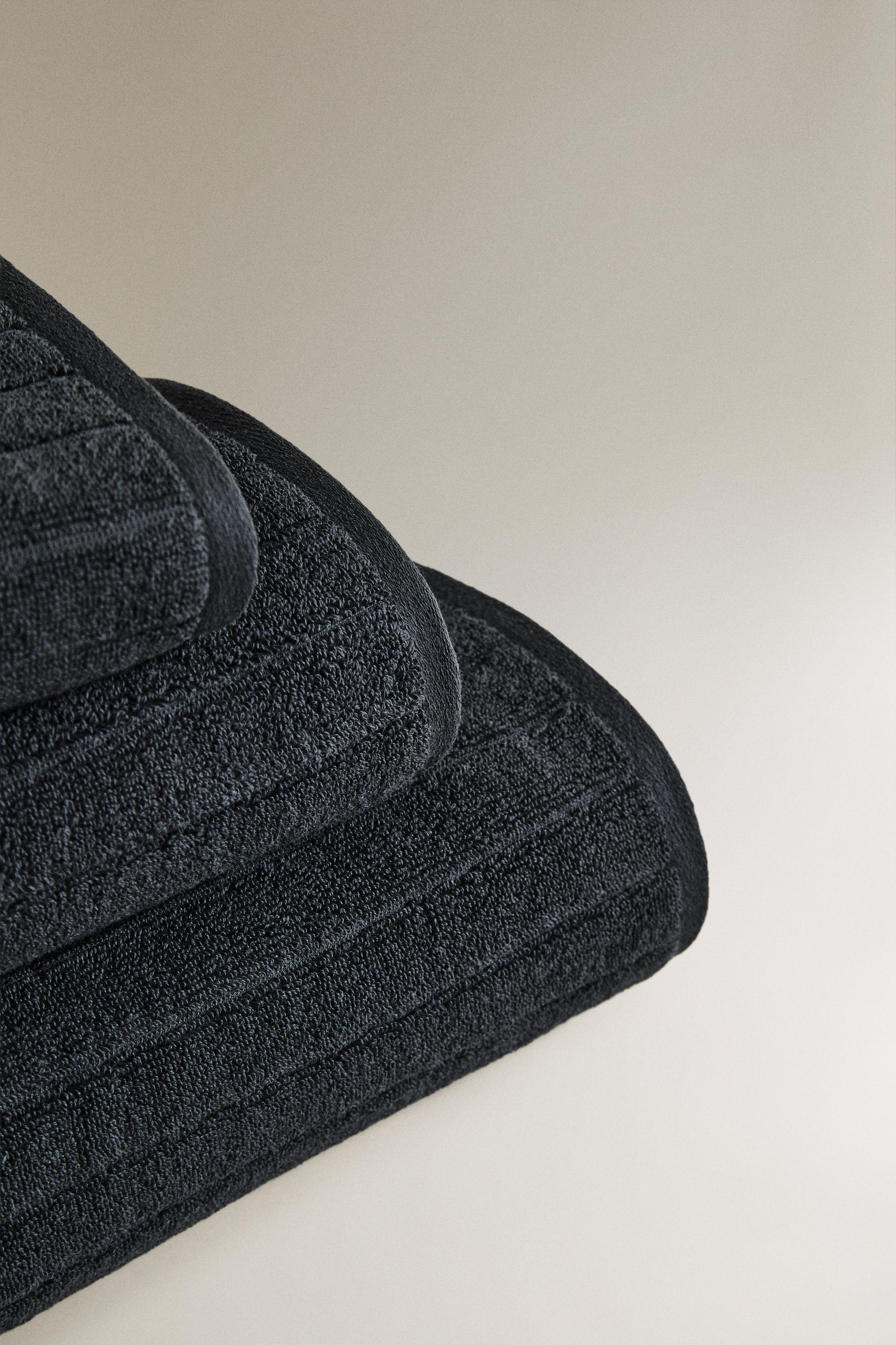 TEXTURED STRIPED BATH TOWEL — MIDNIGHT BLUE